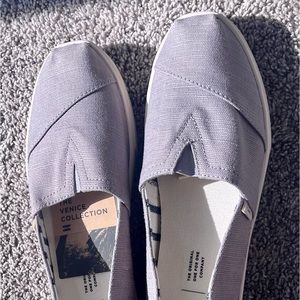 New with tag TOMS women’s 9